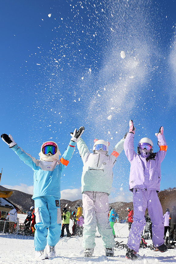 2月13日，游客在內(nèi)蒙古自治區(qū)呼倫貝爾扎蘭屯金龍山滑雪場(chǎng)戲雪。韓冷攝