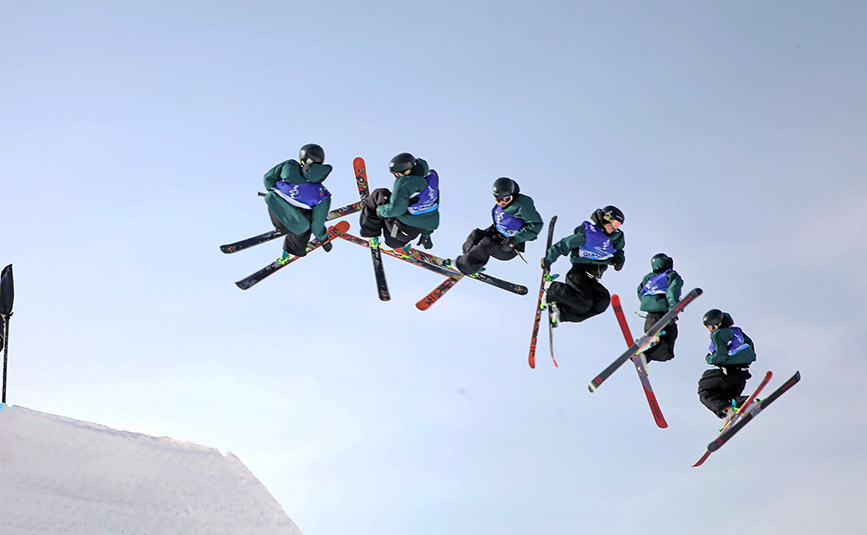 2月17日，黑龍江選手朱俊昊在自由式滑雪公開組男子大跳臺決賽比賽中。韓冷攝