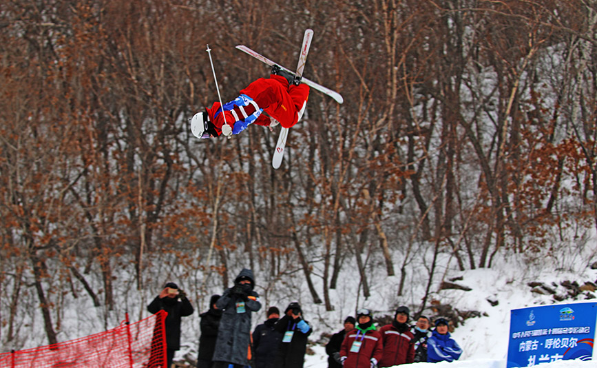 2月18日，北京選手龍昊在自由式滑雪公開組男子雪上技巧比賽中。韓冷攝