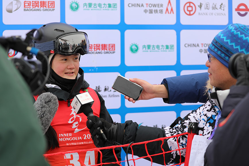 2月18日，河南選手郝麗赟在自由式滑雪公開組女子雪上技巧比賽后接受采訪。韓冷攝