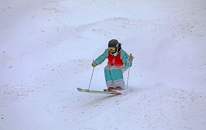 2月18日，黑龍江選手楊丫在自由式滑雪公開組女子雪上技巧比賽中。韓冷攝