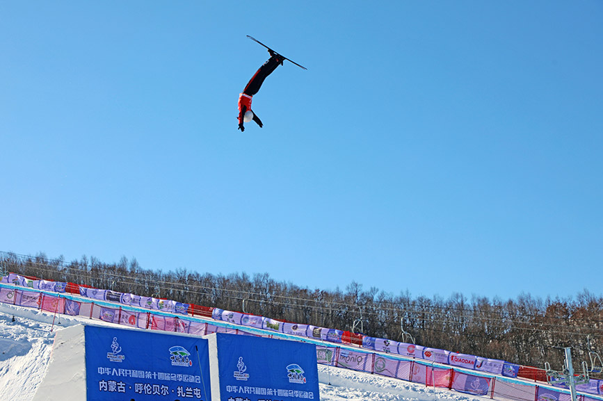 2024年2月21日，選手在自由式滑雪空中技巧公開組女子個(gè)人、男子個(gè)人比賽中。韓冷攝