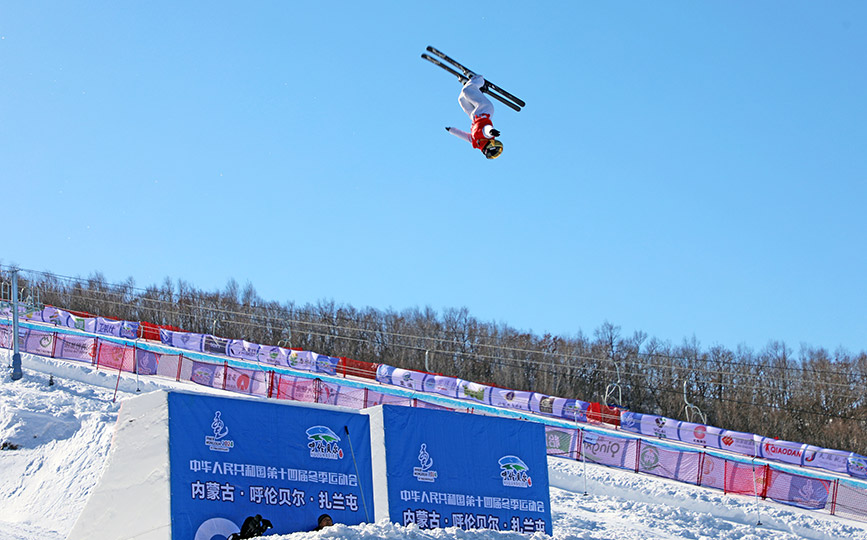 2024年2月21日，選手在自由式滑雪空中技巧公開組女子個人、男子個人比賽中。韓冷攝