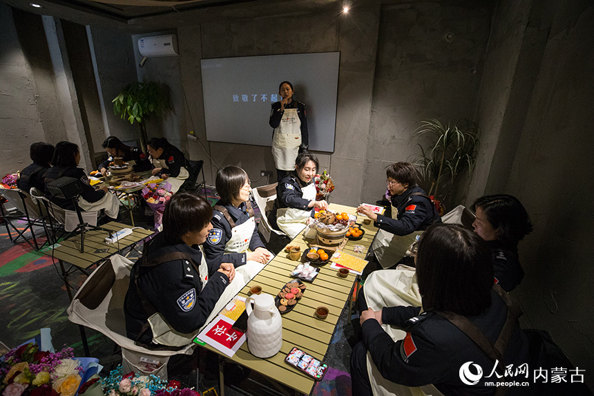 女民警李嘉欣分享自己的成長(zhǎng)和進(jìn)步，傳遞對(duì)彼此的美好祝福。郭鵬杰攝