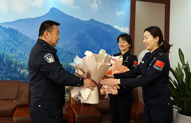 向女警贈(zèng)送美麗的花束。段繼強(qiáng)攝