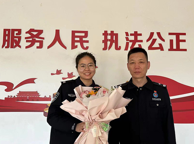 為口岸一線(xiàn)女民警送上節(jié)日的鮮花。李博揚(yáng)攝