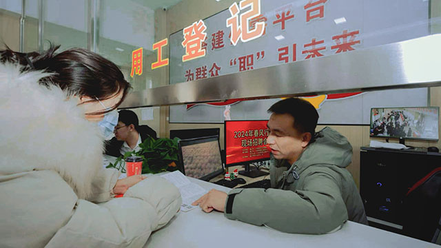 通遼“春風(fēng)行動”促進就業(yè)“開門穩(wěn)”“春風(fēng)行動”走過二十載，通遼就業(yè)服務(wù)常相伴。2月19日，以“春風(fēng)送崗促就業(yè)，精準(zhǔn)服務(wù)助發(fā)展”為主題的通遼“春風(fēng)行動”新春首場招聘活動在科爾沁零工市場開幕?！驹敿殹?