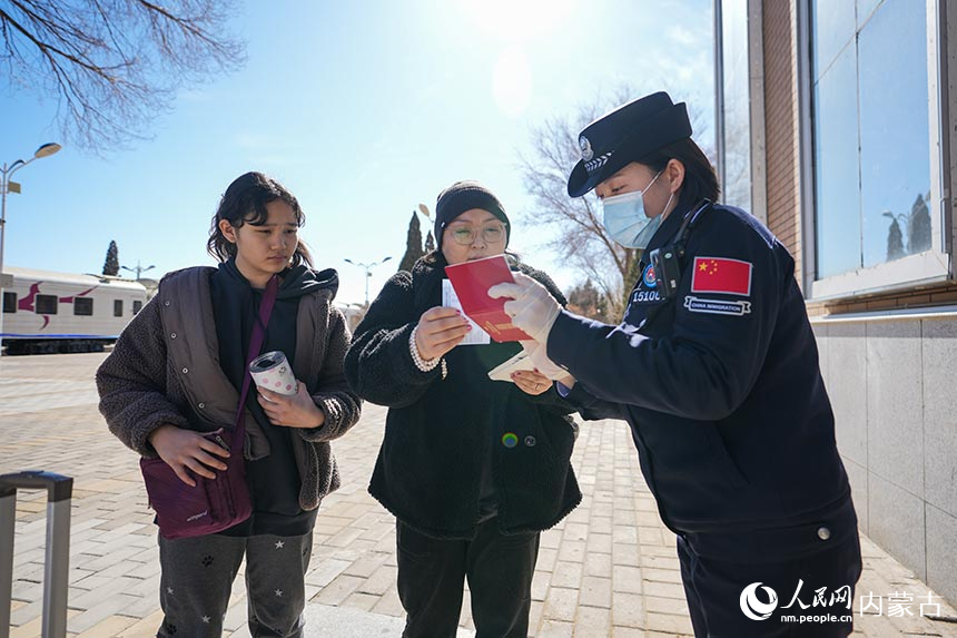 二連出入境邊防檢查站移民管理警察為旅客提供通關(guān)咨詢。楊金燁攝