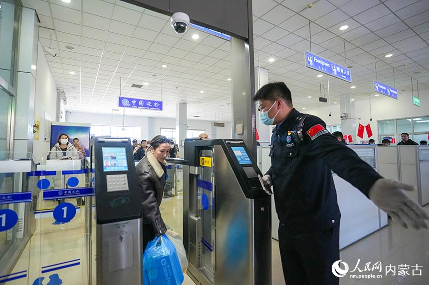 二連出入境邊防檢查站移民管理警察為旅客辦理通關手續(xù)。楊金燁攝