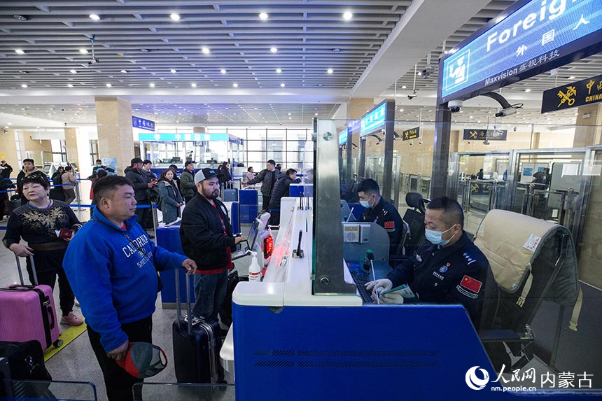二連出入境邊防檢查站移民管理警察為旅客辦理通關(guān)手續(xù)。楊金燁攝