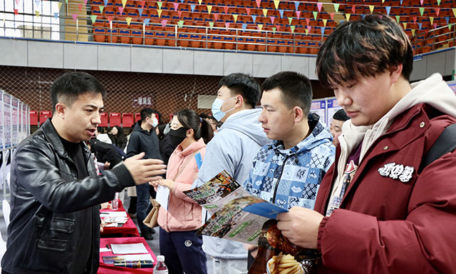 蒙吉遼三省六市聯(lián)合招聘會全面激發(fā)人才活力3月23日，“春暖六市 職引未來”2024年吉南遼北蒙東六市一體化協(xié)同發(fā)展聯(lián)合招聘會在內(nèi)蒙古通遼市舉行，這是蒙吉遼三省首次舉辦跨省聯(lián)合招聘會?！驹敿殹?