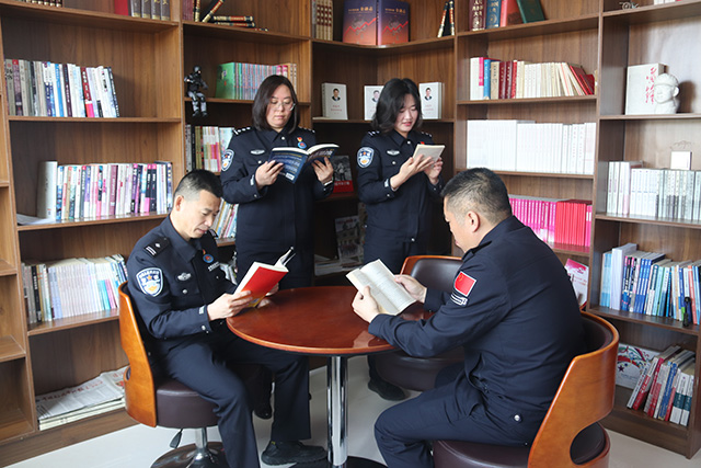 民警在讀書角自由閱讀。