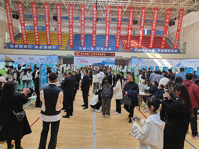 奈曼旗人民政府聯(lián)合通遼職業(yè)學(xué)院舉辦2024年校園專場招聘會。劉小雷攝