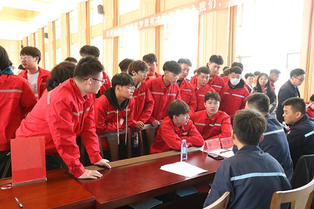 組織通遼職業(yè)學(xué)院學(xué)生來內(nèi)蒙古沁金新材料集團(tuán)有限公司開展求職體驗拓展活動。李振東攝