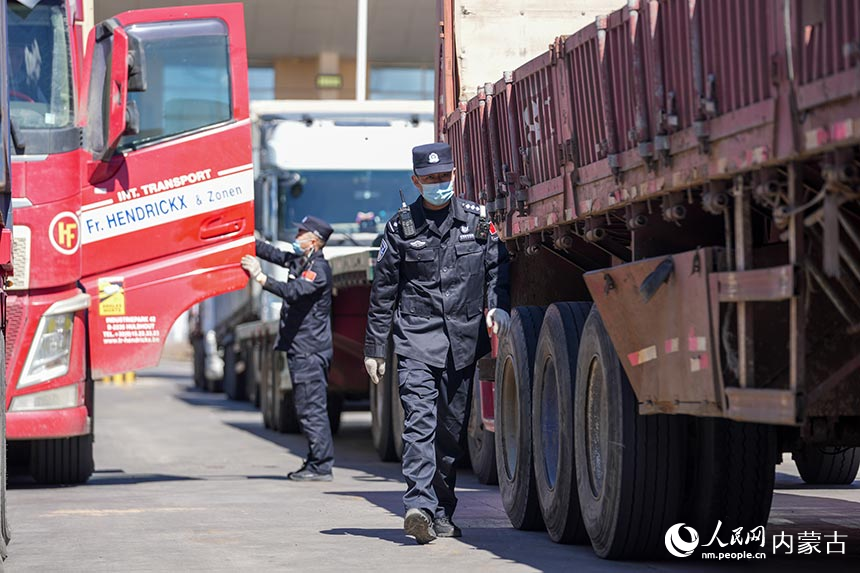 二連出入境邊防檢查站移民管理警察對通關(guān)車輛進(jìn)行邊防檢查。郭鵬杰攝