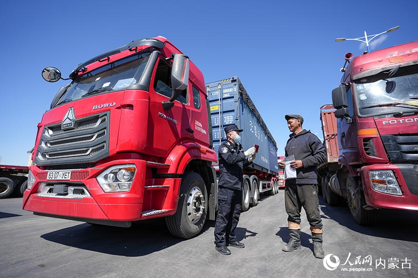 二連出入境邊防檢查站移民管理警察為貨車司機(jī)辦理通關(guān)手續(xù)。郭鵬杰攝