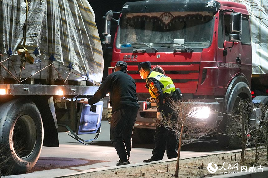 二連出入境邊防檢查站移民管理警察正在對出境貨車進(jìn)行車體檢查。郭鵬杰攝