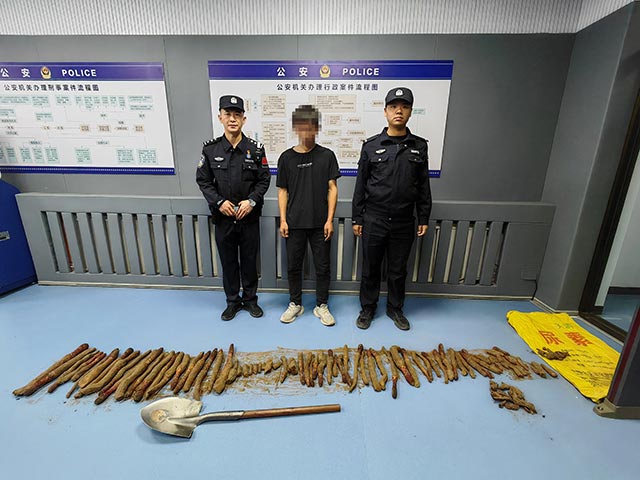 民警抓獲非法采挖人員并收繳非法采挖植物及作案工具。