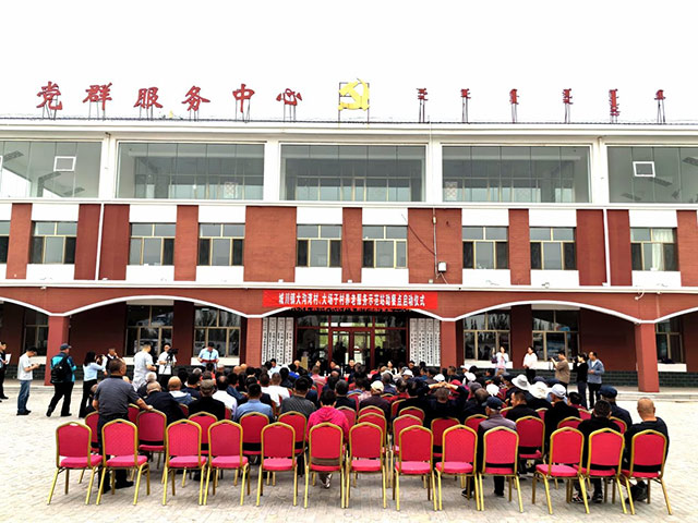 鄂托克前旗首個(gè)農(nóng)村牧區(qū)養(yǎng)老服務(wù)示范站助餐點(diǎn)啟動(dòng)儀式現(xiàn)場(chǎng)。白亞梅攝