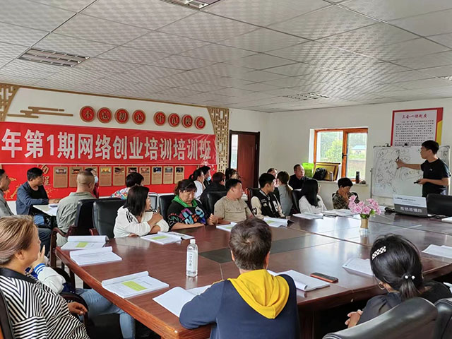 網(wǎng)絡(luò)創(chuàng)業(yè)培訓(xùn)班上學(xué)員正在認(rèn)真聽講。
