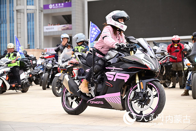 機車騎手在鄂爾多斯國際賽車場機器人廣場出發(fā)。人民網(wǎng)記者 寇雅楠攝