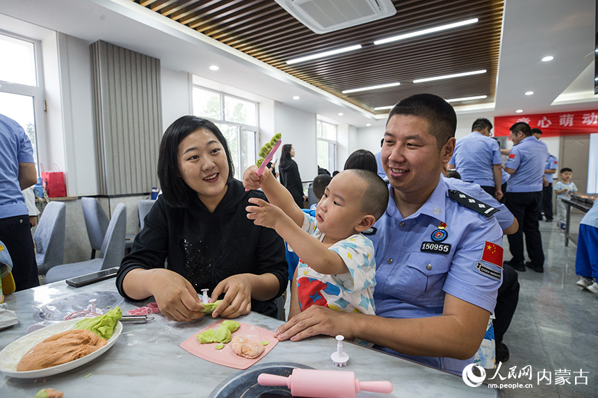 二連出入境邊防檢查站民警和孩子們一起動(dòng)手制作面點(diǎn)。郭鵬杰攝
