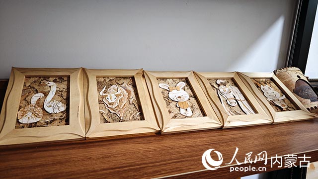 蘇殿政制作的樹(shù)皮畫(huà)作品。
