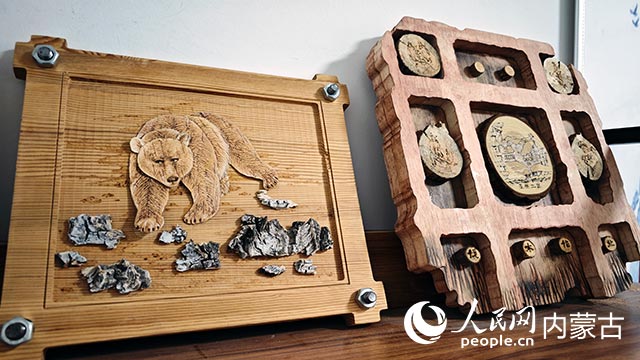 蘇殿政制作的朽木粘畫(huà)作品。