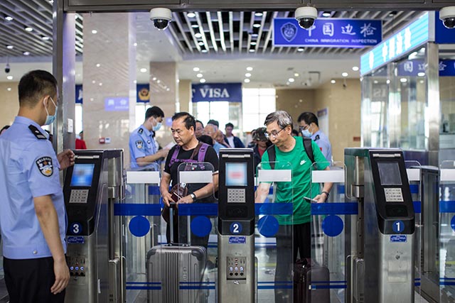 旅客從二連出入境邊防檢查站快捷通道辦理入境通關(guān)手續(xù)。