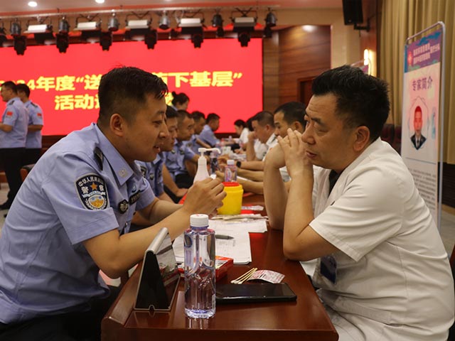 為民警開展現(xiàn)場診治。
