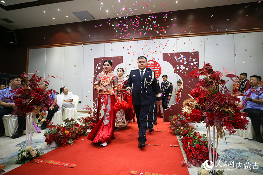 8對新人手牽紅綢步入婚禮殿堂。郭鵬杰攝