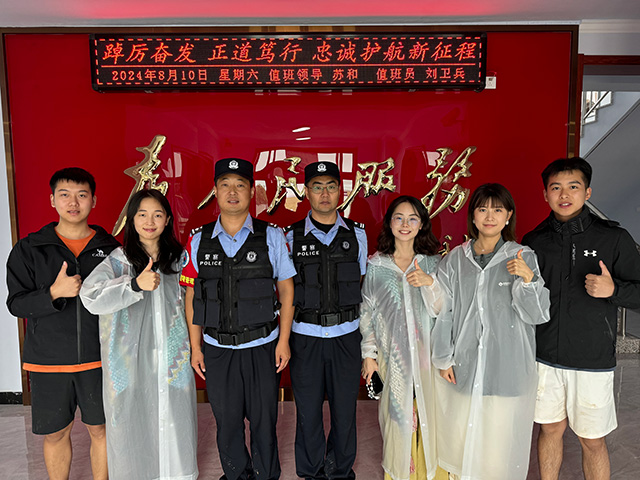 被困車輛人員對民警感謝。
