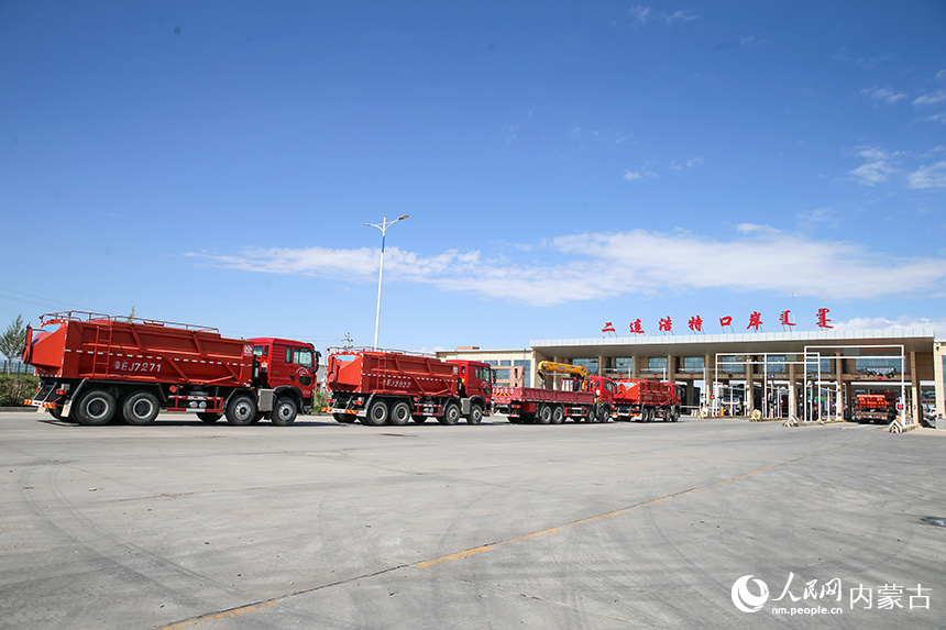 工程車隊(duì)從二連浩特公路口岸出境。郭鵬杰攝