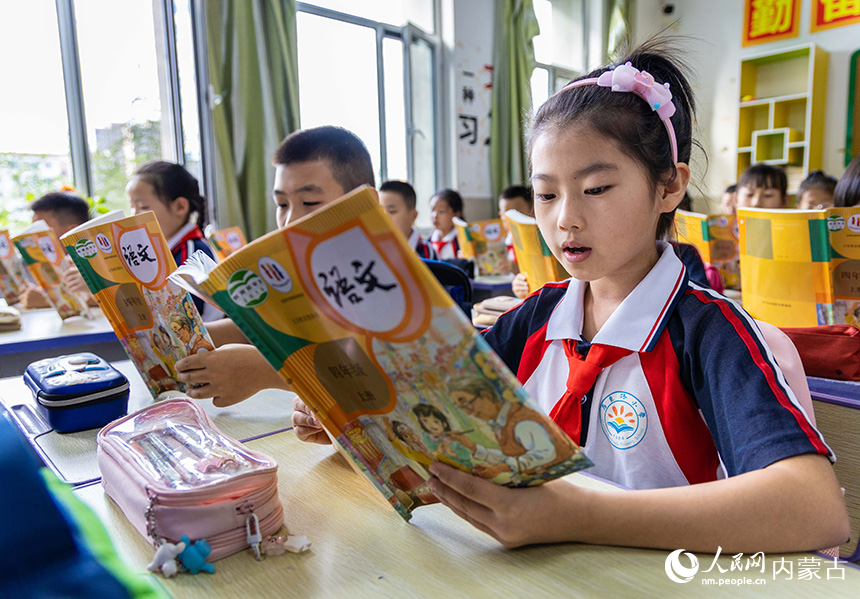 呼和浩特市玉泉區(qū)石東路小學(xué)學(xué)生在晨讀。丁根厚攝