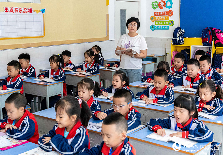 呼和浩特市玉泉區(qū)石東路小學一年級新生在上課。丁根厚攝