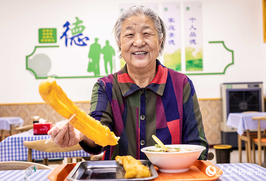 老人在呼和浩特市玉泉區(qū)康居社區(qū)“為老餐廳”內(nèi)吃早餐。丁根厚攝