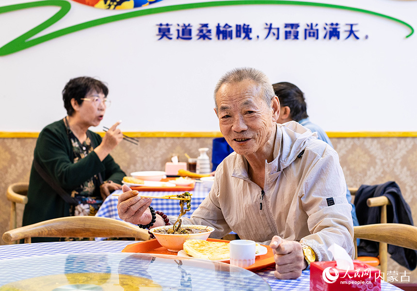 老人在呼和浩特市玉泉區(qū)康居社區(qū)“為老餐廳”內吃早餐。丁根厚攝