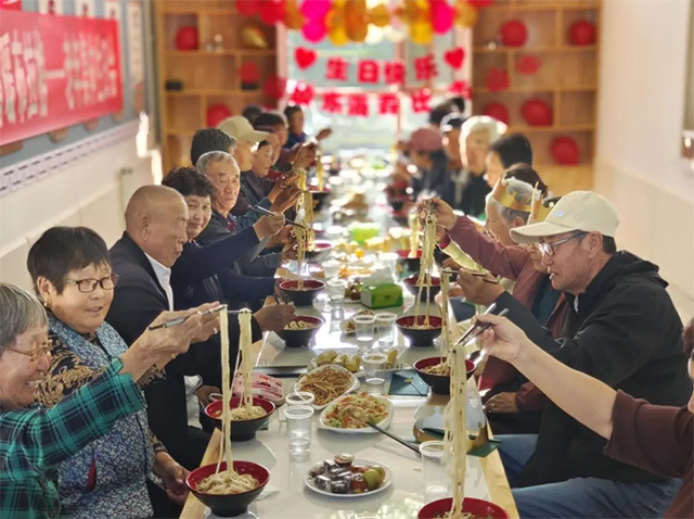 伊金霍洛鎮(zhèn)布拉格社區(qū)老年人集體生日會(huì)。