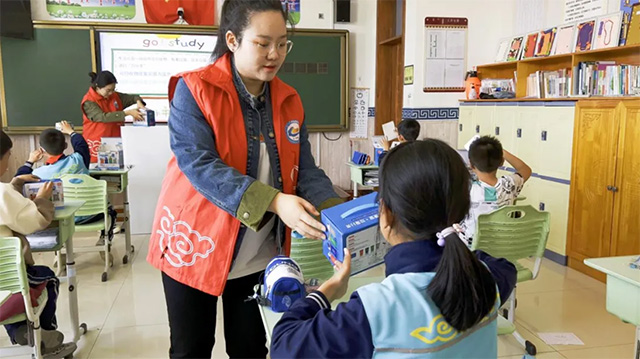 伊金霍洛鎮(zhèn)青年志愿者到霍洛小學(xué)宣講垃圾分類。