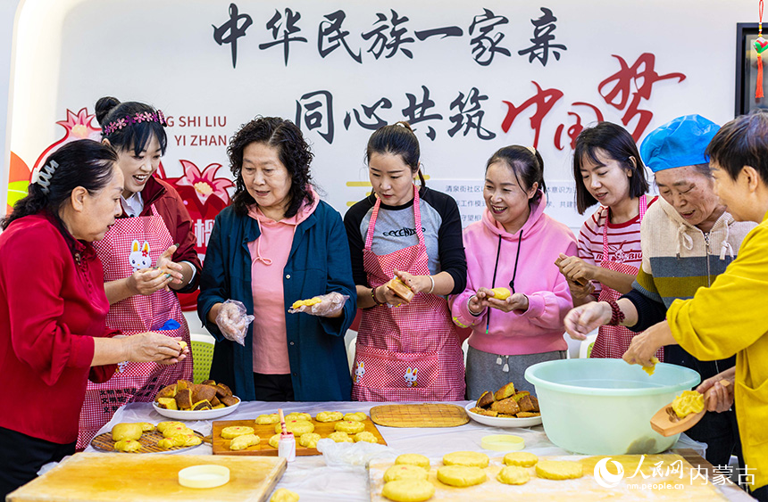 內(nèi)蒙古呼和浩特市玉泉區(qū)清泉街社區(qū)居民在制作手工月餅。丁根厚攝