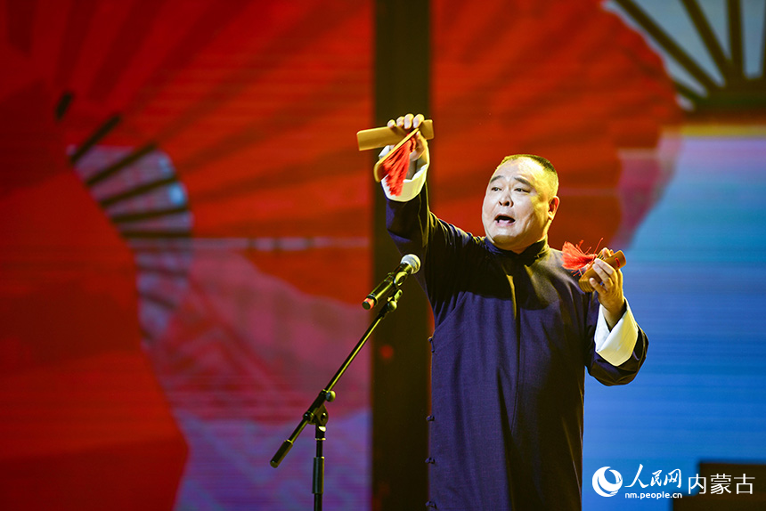 在內(nèi)蒙古呼倫貝爾大劇院，快板表演藝術(shù)家王文水表演快板《花唱繞口令》。王正攝