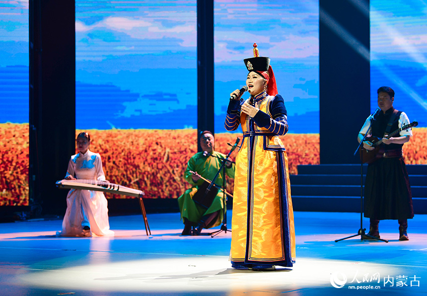在內(nèi)蒙古呼倫貝爾大劇院，演員演唱歌曲《牧歌》。王正攝