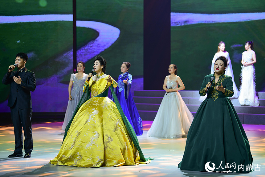 在內(nèi)蒙古呼倫貝爾大劇院，演員演唱歌曲《呼倫貝爾大草原》。王正攝