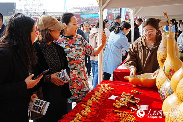 開幕式現(xiàn)場的文旅宣傳推介活動吸引市民駐足觀看。人民網(wǎng)記者 苗陽攝