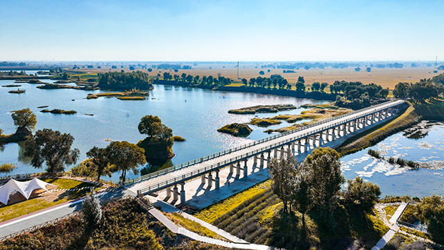秋日的大黑河兩岸天高氣爽，五彩斑斕