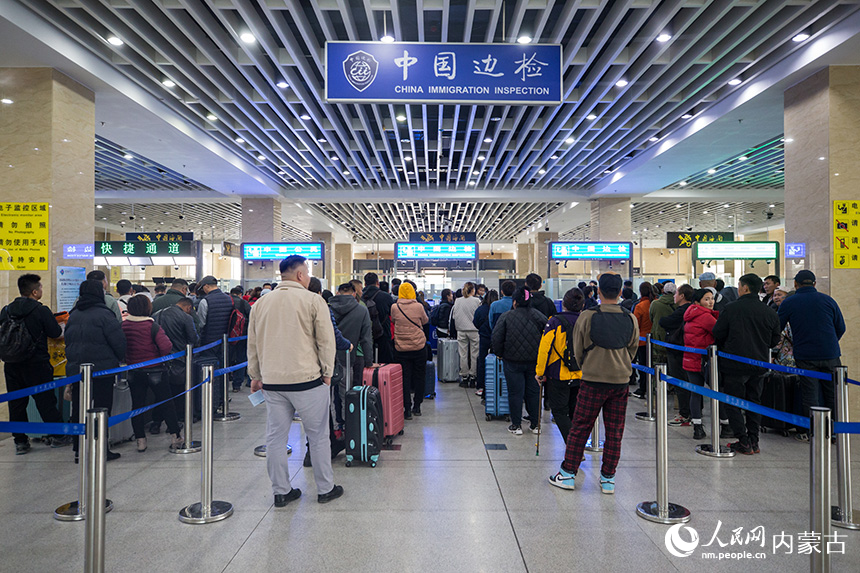旅客在二連浩特公路口岸等待辦理通關手續(xù)。郭鵬杰攝