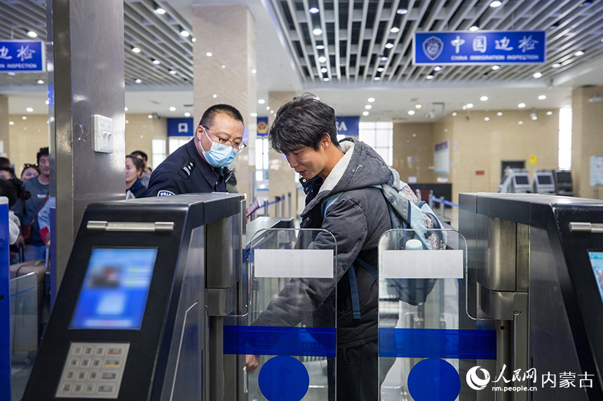旅客從二連出入境邊防檢查站快捷通道辦理入境通關(guān)手續(xù)。郭鵬杰攝