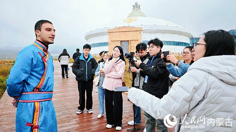 馬贊·伊斯蘭姆（左）接受記者采訪。人民網(wǎng)記者 張雪冬攝