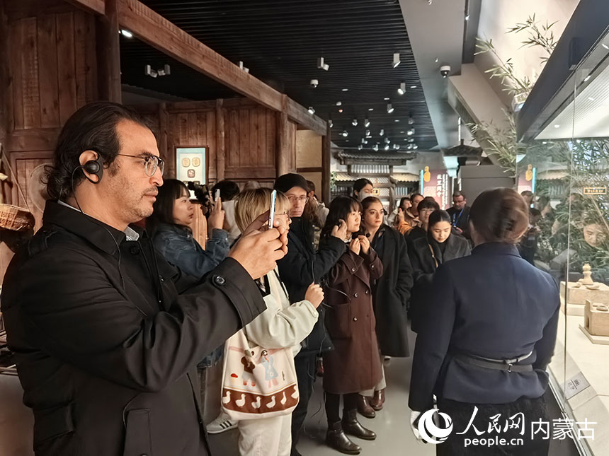 外媒記者走進(jìn)昭君博物院。人民網(wǎng)記者 苗陽攝