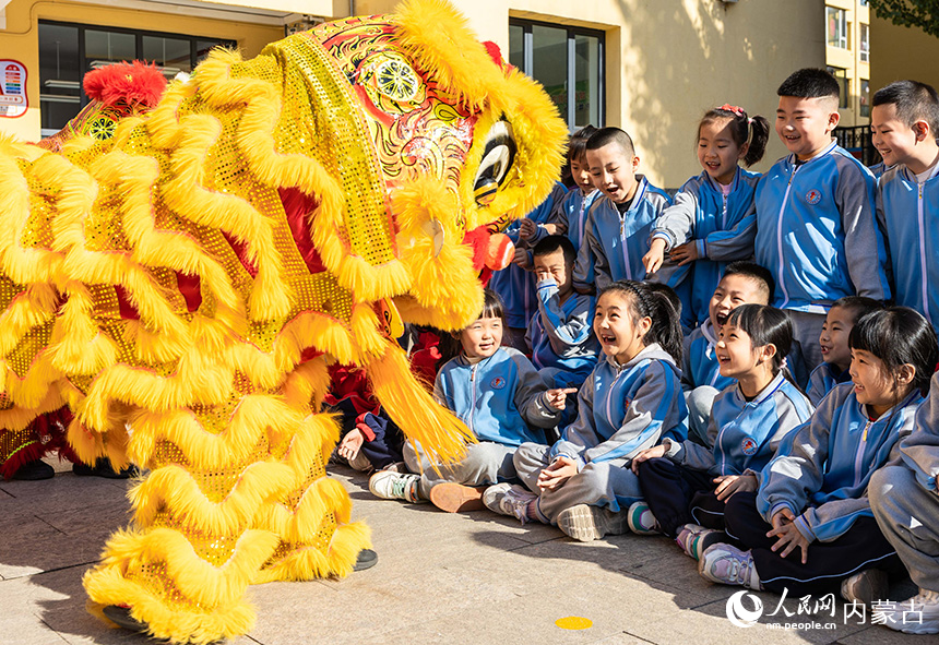 呼和浩特市玉泉區(qū)清泉街小學(xué)表演舞獅的學(xué)生和同學(xué)們互動。丁根厚攝